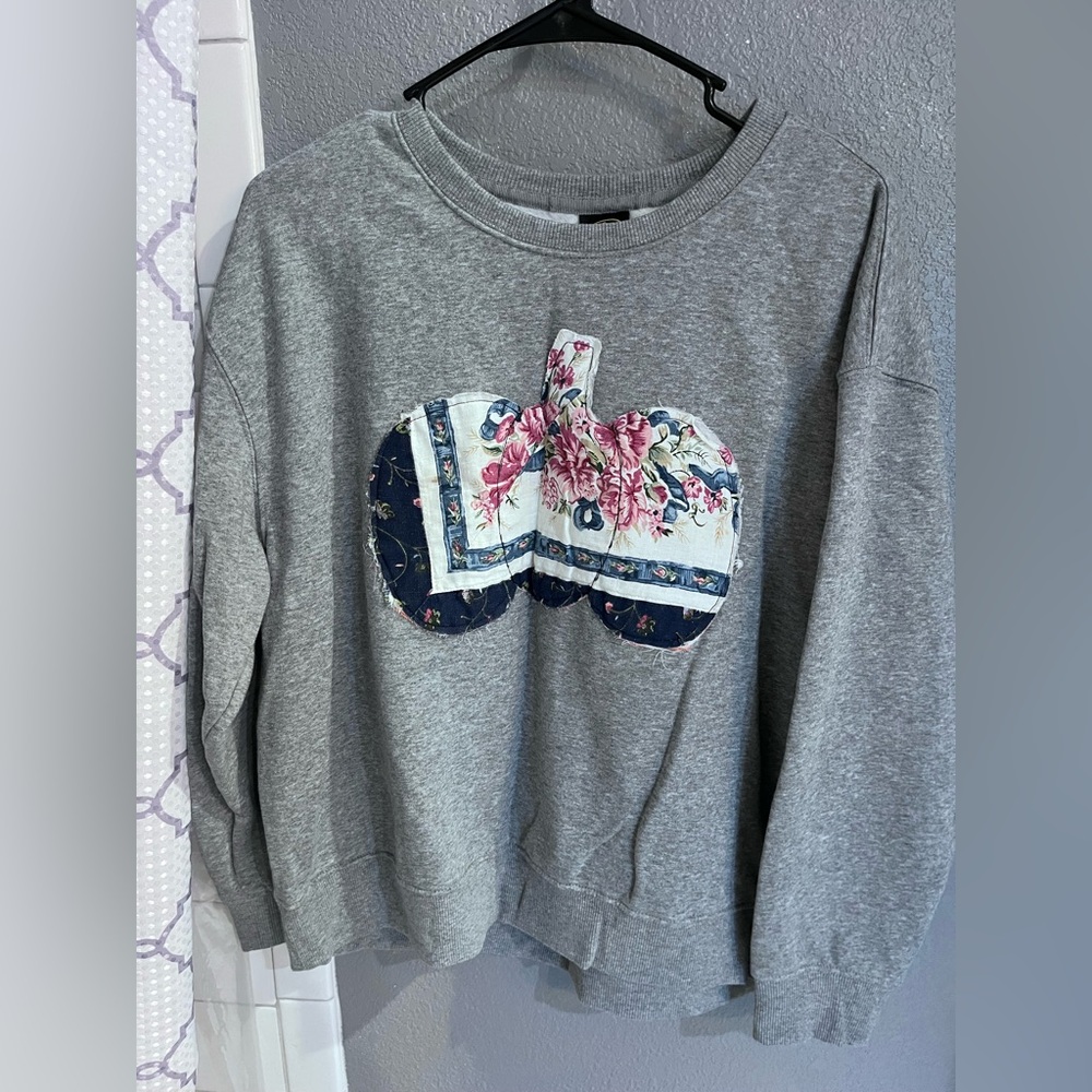 Large vintage looking Gray V-Neck Sweatshirt with quilted pumpkin